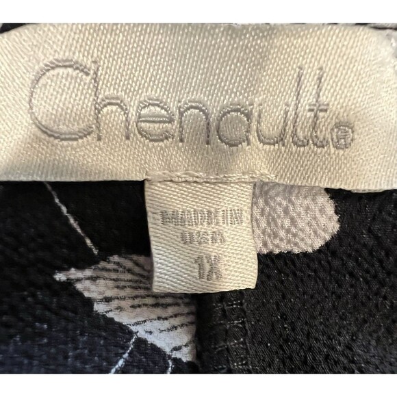 Chenault Black and White Ruffle Accent Floral Top Blouse Plus Size 1X - Picture 5 of 7